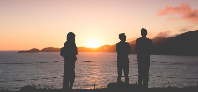 people-enjoying-sunset-over-the-ocean-picjumbo-com_0